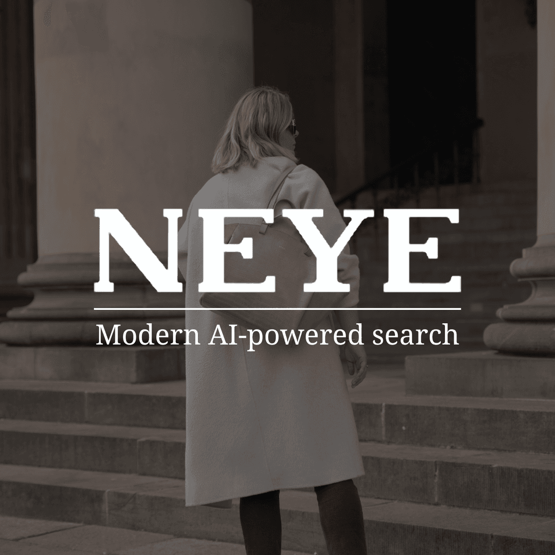 Kvinde står med ryggen til ved trapper med en taske fra NEYE over skulderen med NEYE logo i forgrunden