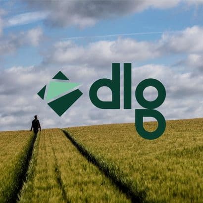 En person går på en mark med agrøder, med et "dlg" logo tydeligt placeret i forgrunden af billedet