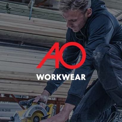 En håndværker arbejder med et DeWalt rundsav, med et "AO workwear" logo tydeligt placeret i forgrunden af billedet